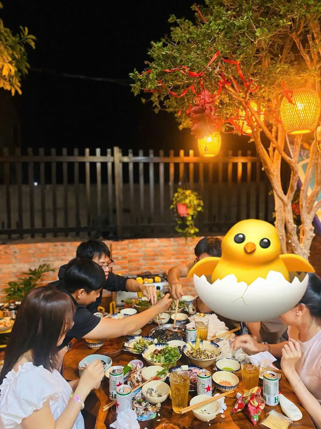 Khách hàng tận hưởng BBQ ngoài sân vườn hướng biển