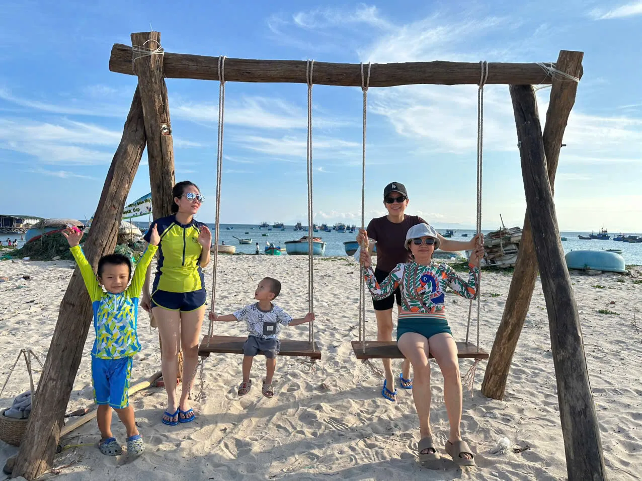 Bãi bãi biển hoang sơ và sạch sẽ sát Homestay Hòn Đỏ Sea