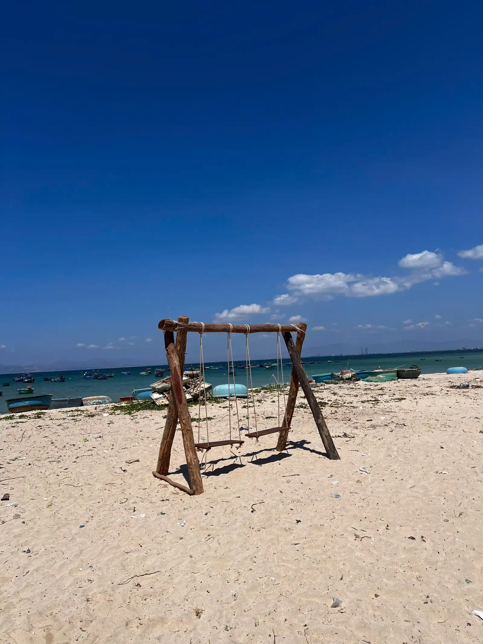 Bãi biển hoang sơ và sạch sẽ sát Homestay Hòn Đỏ Sea