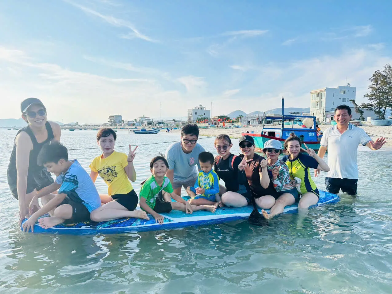 Hoạt động chèo Sup trên biển Hòn Đỏ cực thú vị