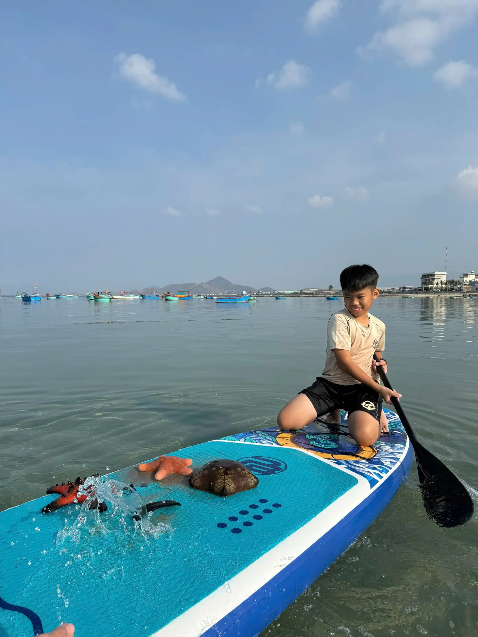 Chèo Sup bãi biển hoang sơ và sạch sẽ sát Homestay gần Vĩnh Hy