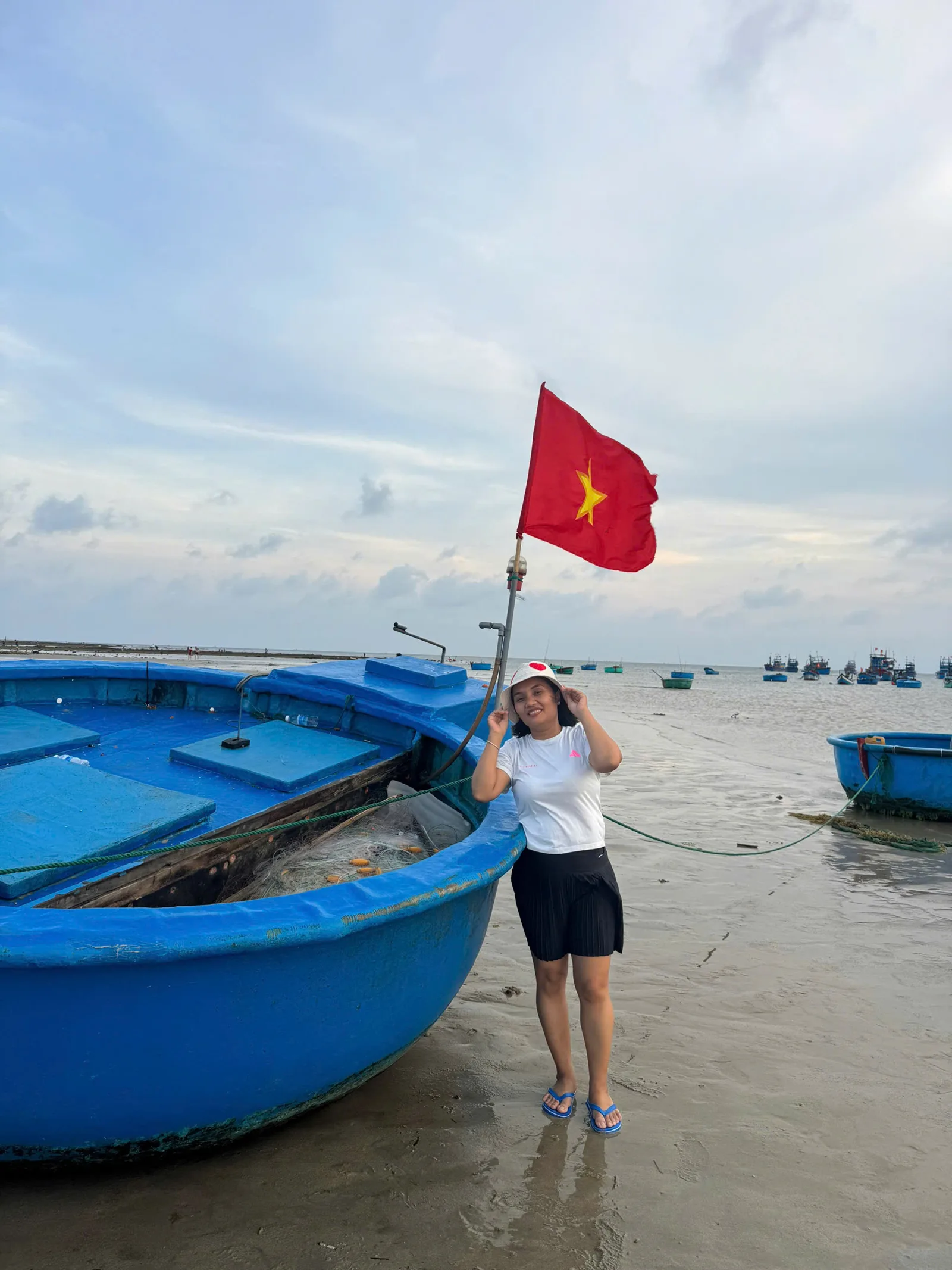 Bãi biển hoang sơ và sạch sẽ sát Homestay