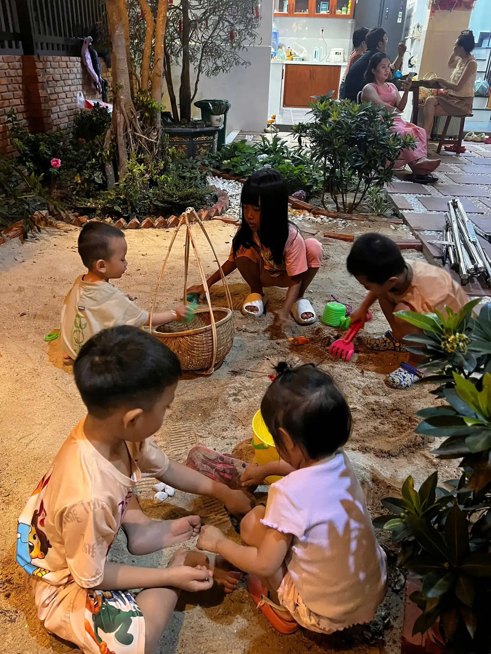 Sân chơi trên cát rộng rãi tại Homestay Hòn Đỏ Sea