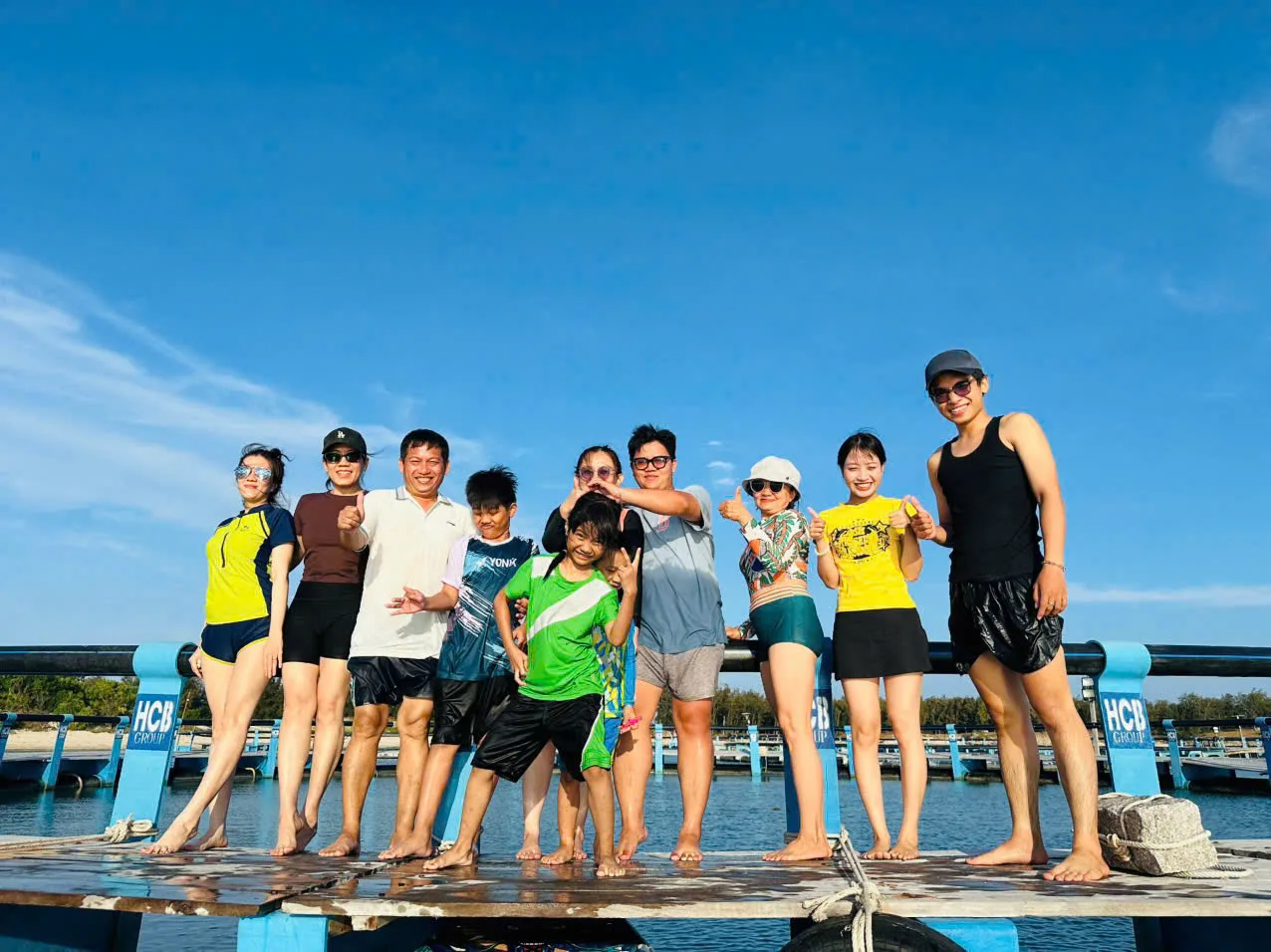 Vui chơi tắm biển tại bãi biển sạch đẹp Hòn Đỏ