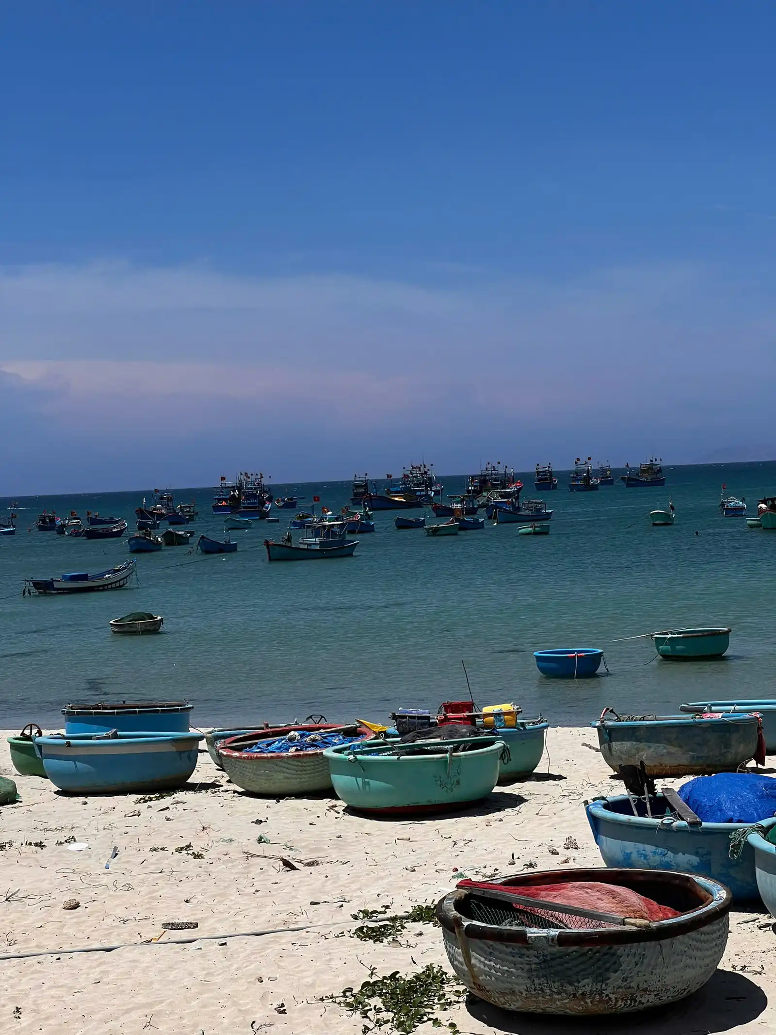 Bãi biển Hòn Đỏ hoang sơ sát homestay