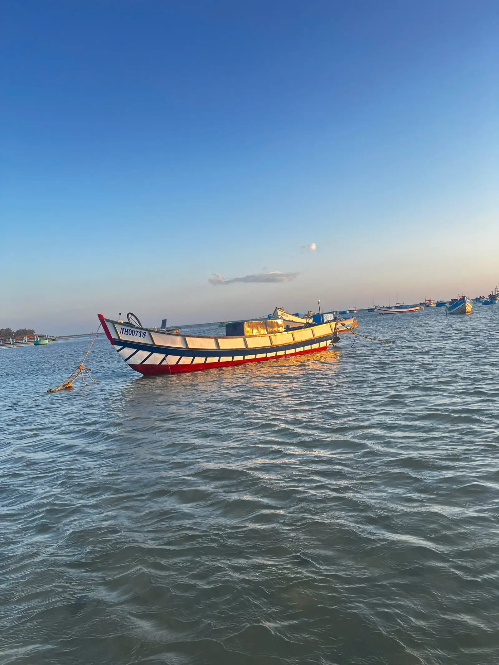 Ghe tàu đậu yên bình trên sóng biển Hòn Đỏ