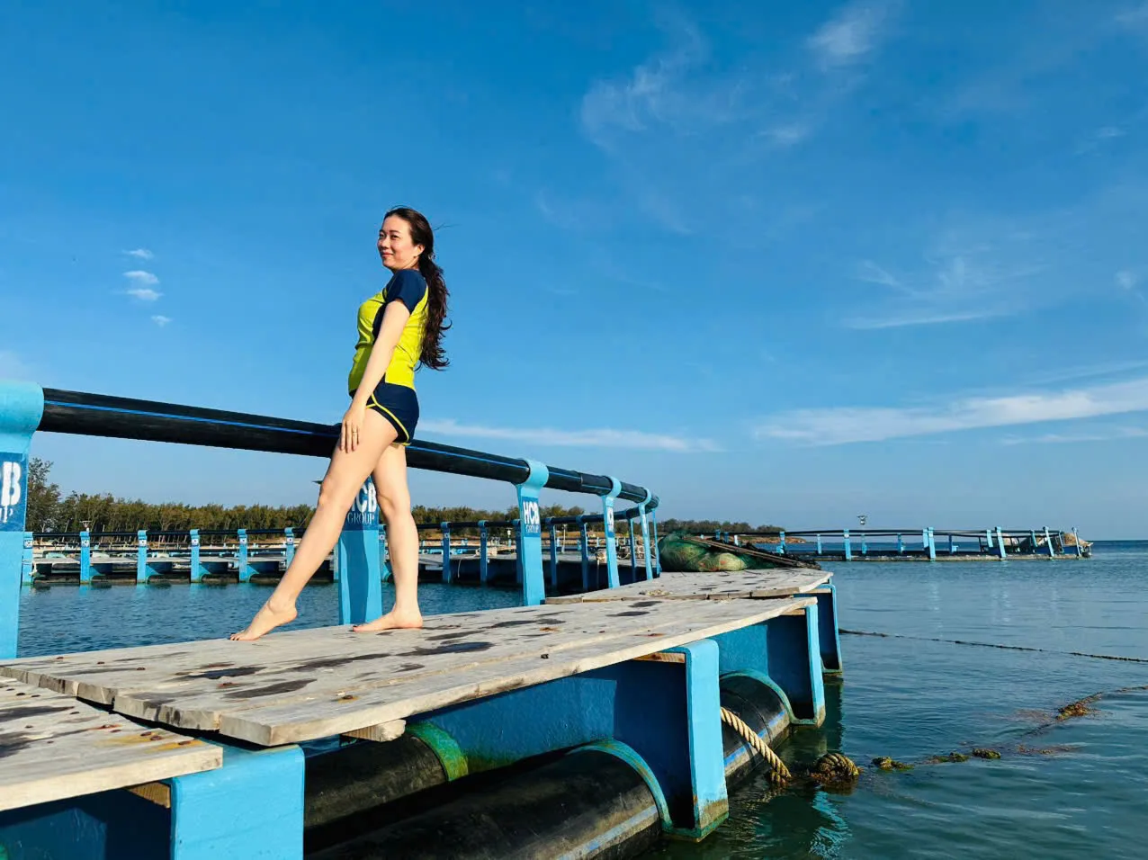 Khách hàng check-in sống ảo tại bãi biển Hòn Đỏ