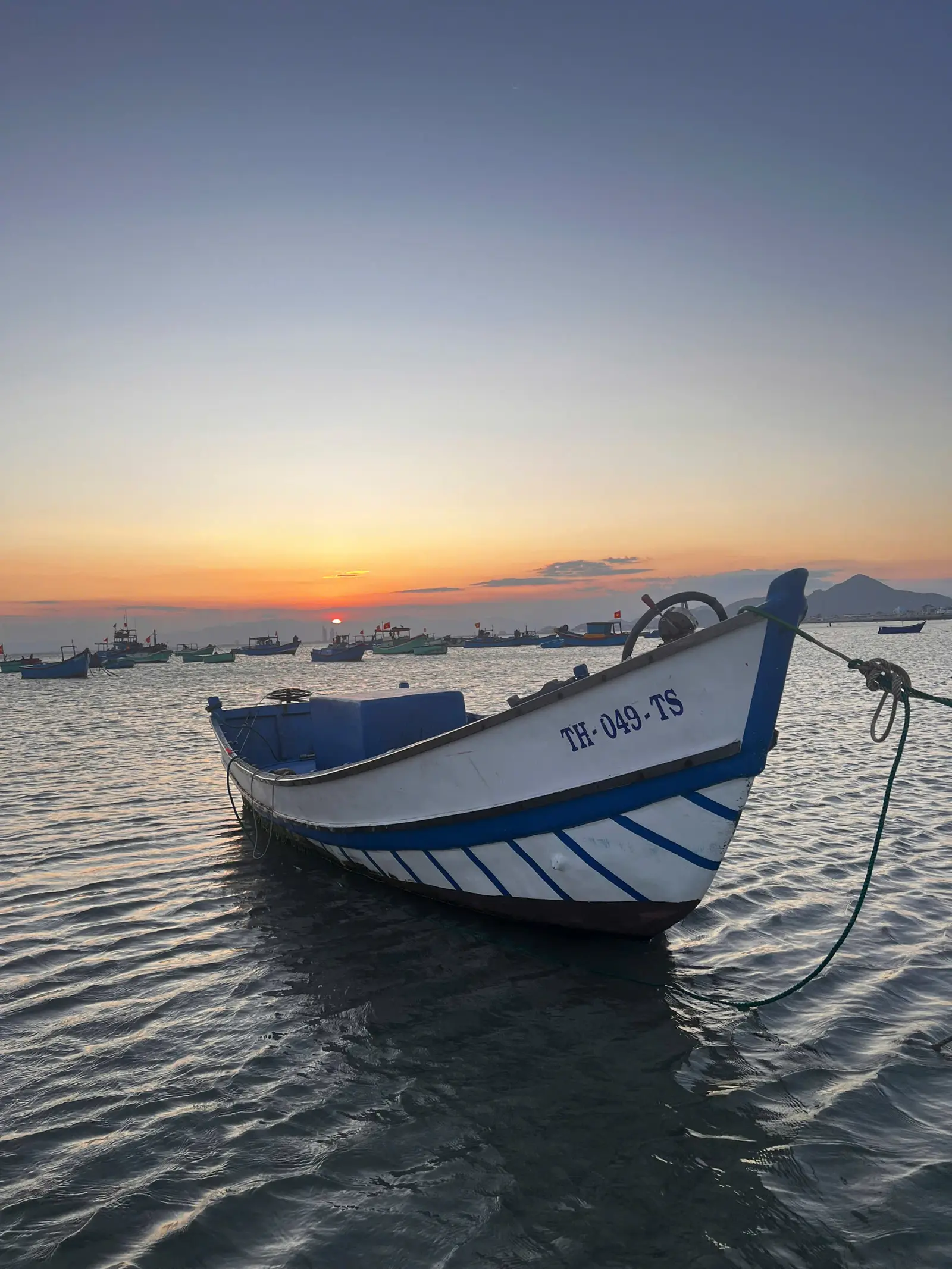 Thuyền thúng ngư dân trên biển Hòn Đỏ Ninh Thuận